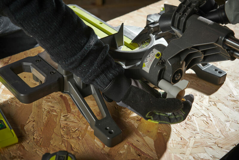 RYOBI 18V ONE+™ 190 mm pokosová píla RMS18190-0