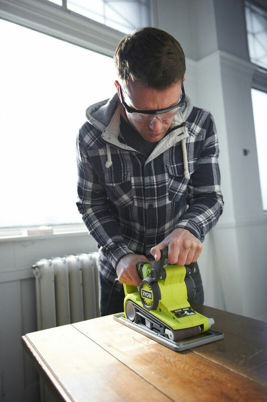 RYOBI 750 W Pásová brúska EBS750