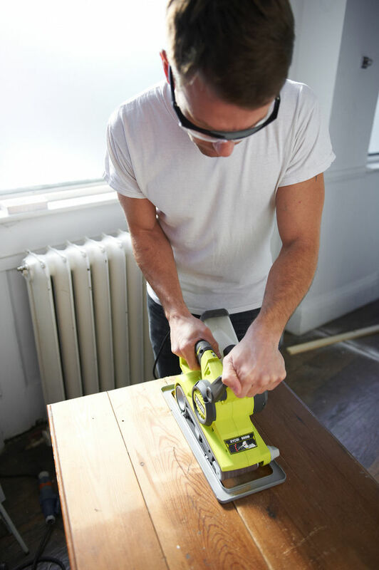 RYOBI 800 W Pásová brúska EBS800