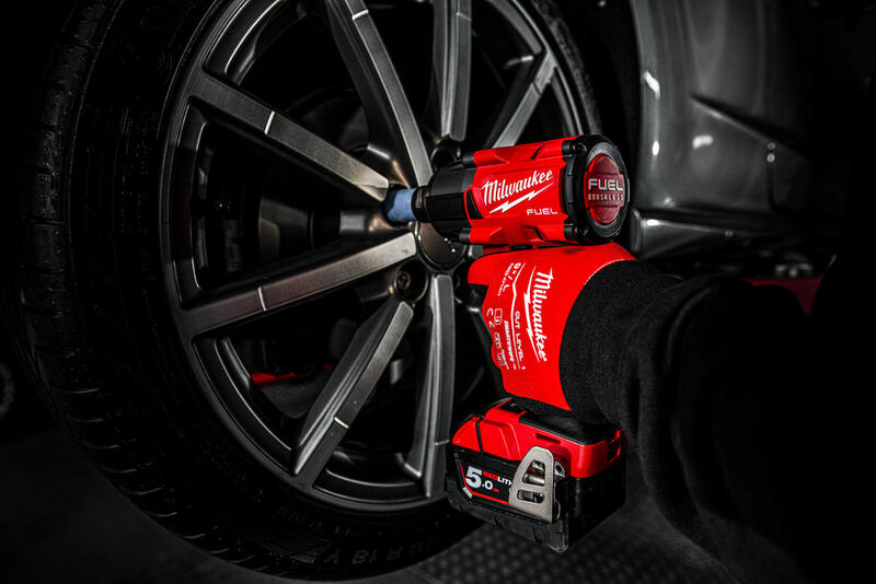 MILWAUKEE M18 FUEL™ 1/2” Aku rázový uťahovák s poistným krúžkom M18FMTIW2F12-0X