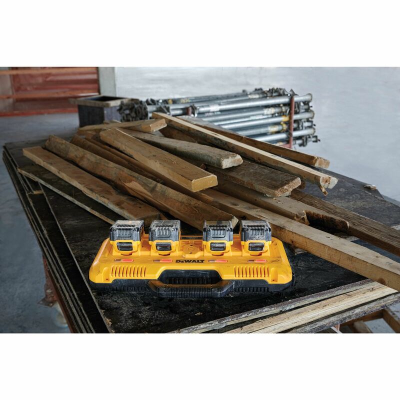 DEWALT 10,8 V - 54 V XR FLEXVOLT™ 4 portová nabíjačka - 8 Ah DCB104-QW