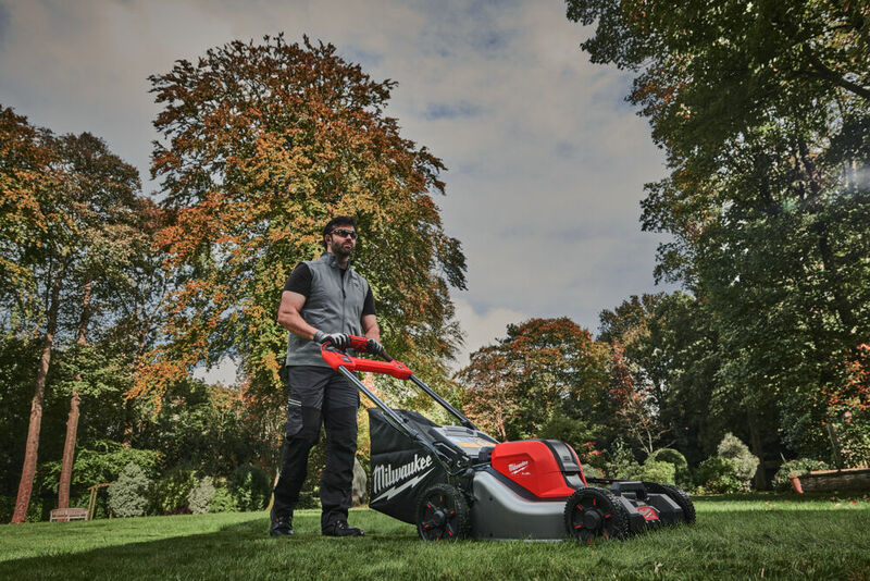 MILWAUKEE M18 FUEL™ Akumulátorová záhradná kosačka 46 cm s pojazdom M18F2LM46-802