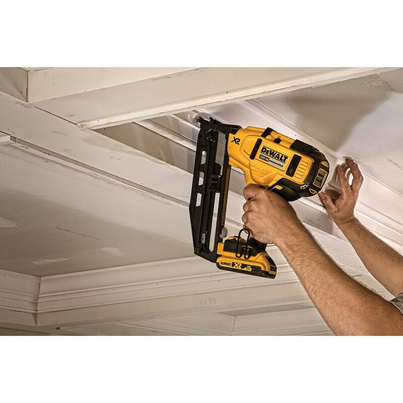 DEWALT 18V XR Aku dokončovacia klincovačka 32-63 mm, 2x 5,0 Ah DCN660P2-QW