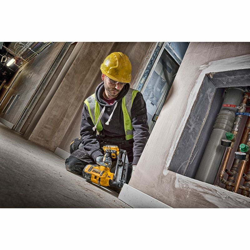 DEWALT 18V XR Aku dokončovacia klincovačka 32-63 mm, 2x 5,0 Ah DCN660P2-QW