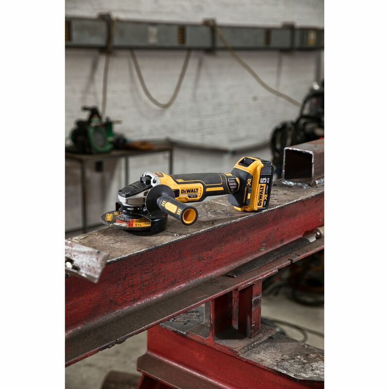 DEWALT 18V XR 125 mm aku uhlová brúska s posuvným spínačom, 2x 5,0 Ah DCG405P2-QW