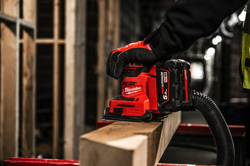 MILWAUKEE M18™ Aku vibračná brúska 113 x 104 mm M18BQSS-502B