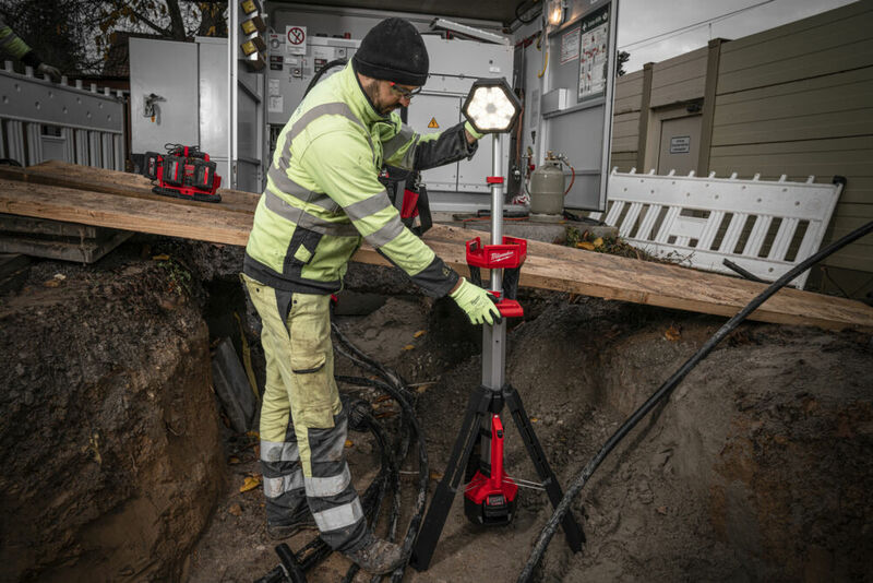 MILWAUKEE M18™ Stojanové svietidlo M18SAL2-0