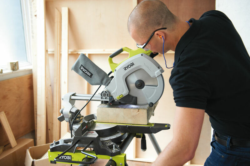 RYOBI 2200 W 254 mm pokosová píla EMS254L