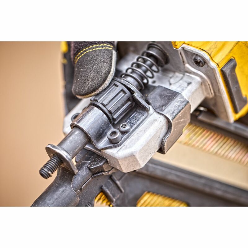DEWALT 18V XR Aku tesárska klincovačka 50-90 mm, 2x 5,0 Ah DCN930P2-QW