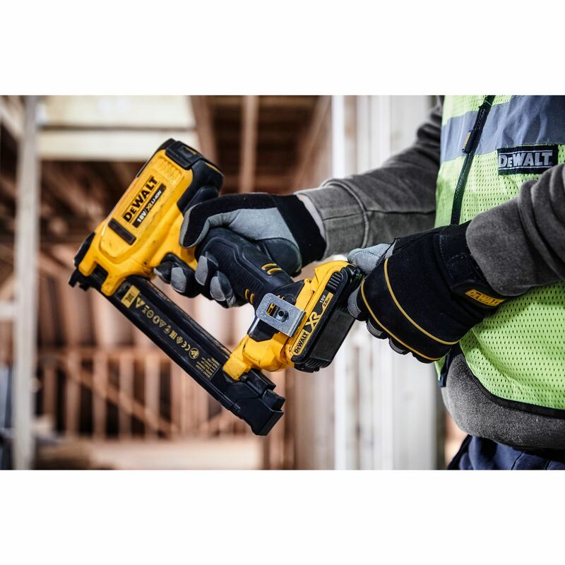 DEWALT 18V XR Aku elektrikárska sponkovačka, 2x 2,0 Ah DCN701D2-QW