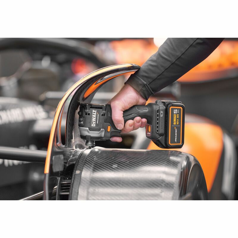 DEWALT | McLaren 18V XR 1/4” Hex aku rázový uťahovák, 2x 5,0 Ah DCF85MP2T-QW