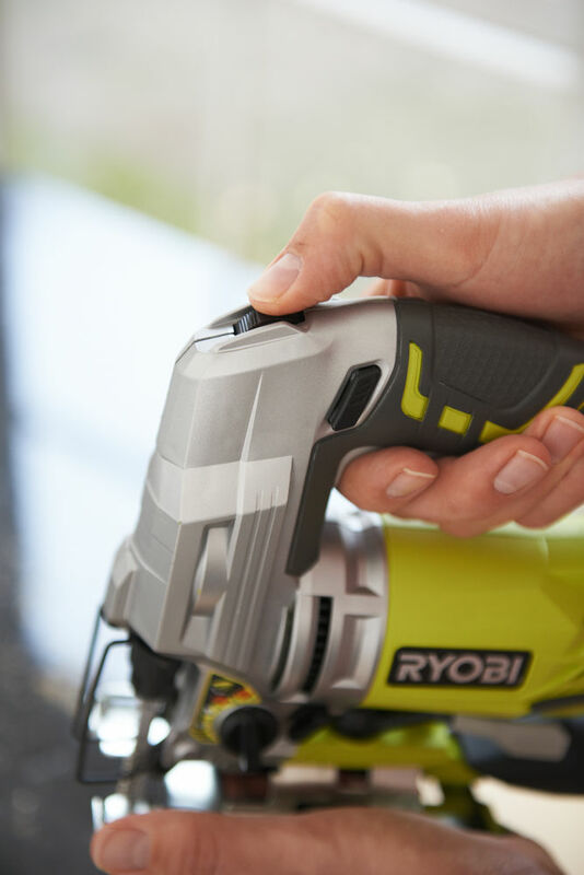 RYOBI 680 W Priamočiara píla RJS1050-K