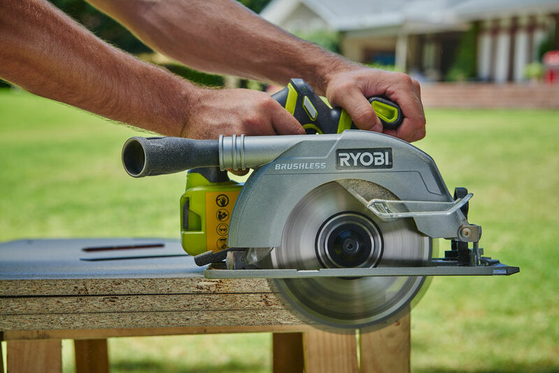 RYOBI 18V ONE+™ 184 mm okružná píla na drevo a plasty R18CS7-0