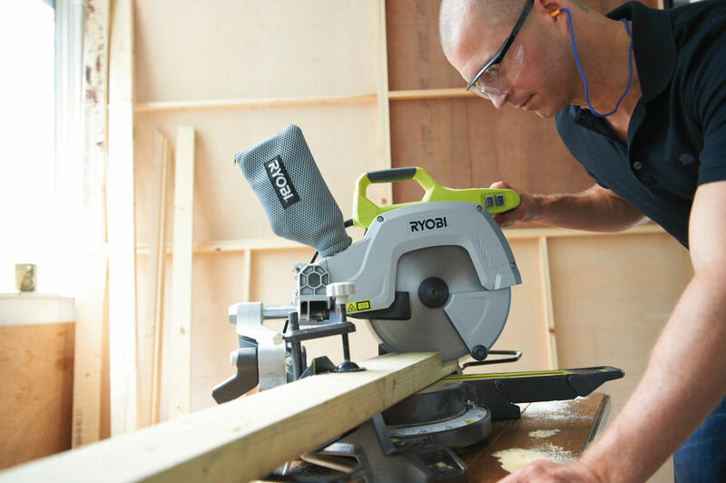 RYOBI 2200 W 254 mm pokosová píla EMS254L