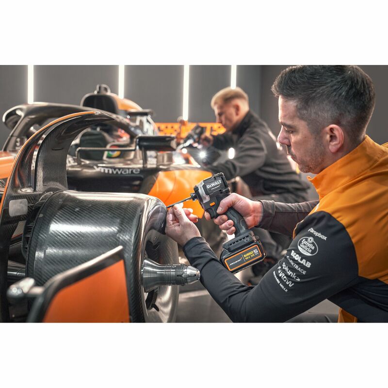 DEWALT | McLaren 18V XR 1/4” Hex aku rázový uťahovák, 2x 5,0 Ah DCF85MP2T-QW