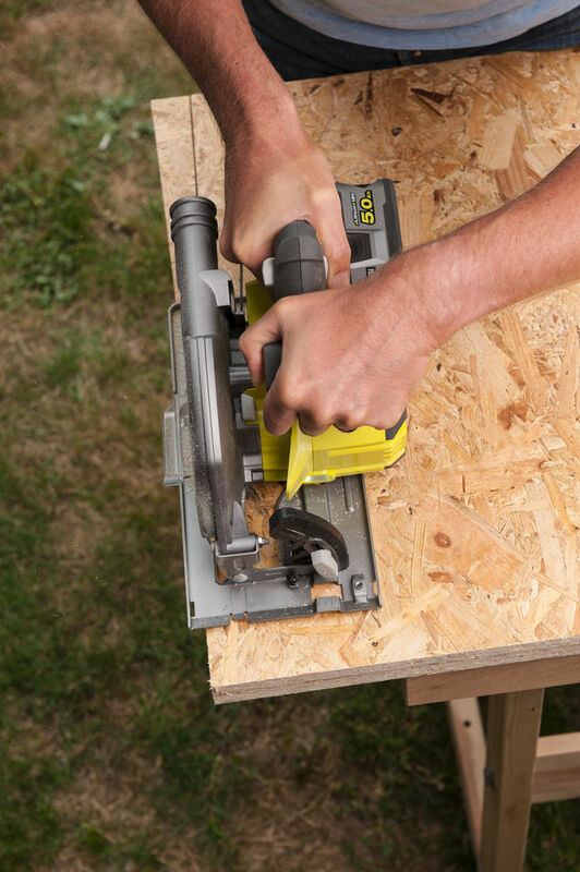 RYOBI 18V ONE+™ 184 mm okružná píla na drevo a plasty R18CS7-0