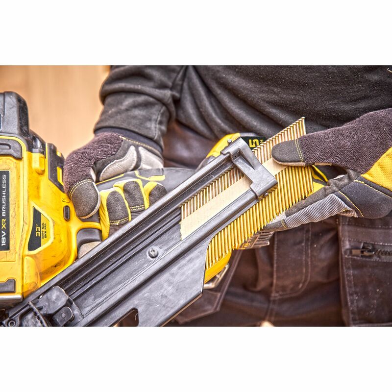 DEWALT 18V XR Aku tesárska klincovačka 50-90 mm, bez aku DCN950N-XJ