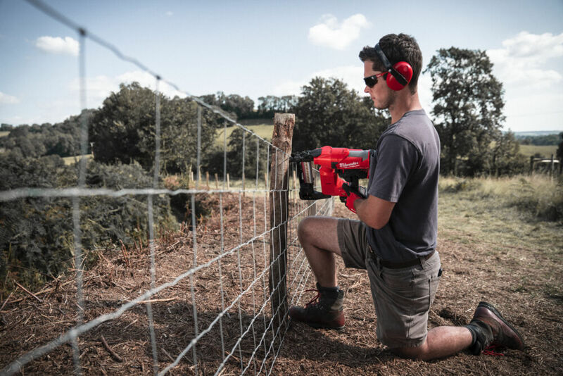 MILWAUKEE M18 FUEL™ Aku sponkovačka na pletivo M18FFUS-0C