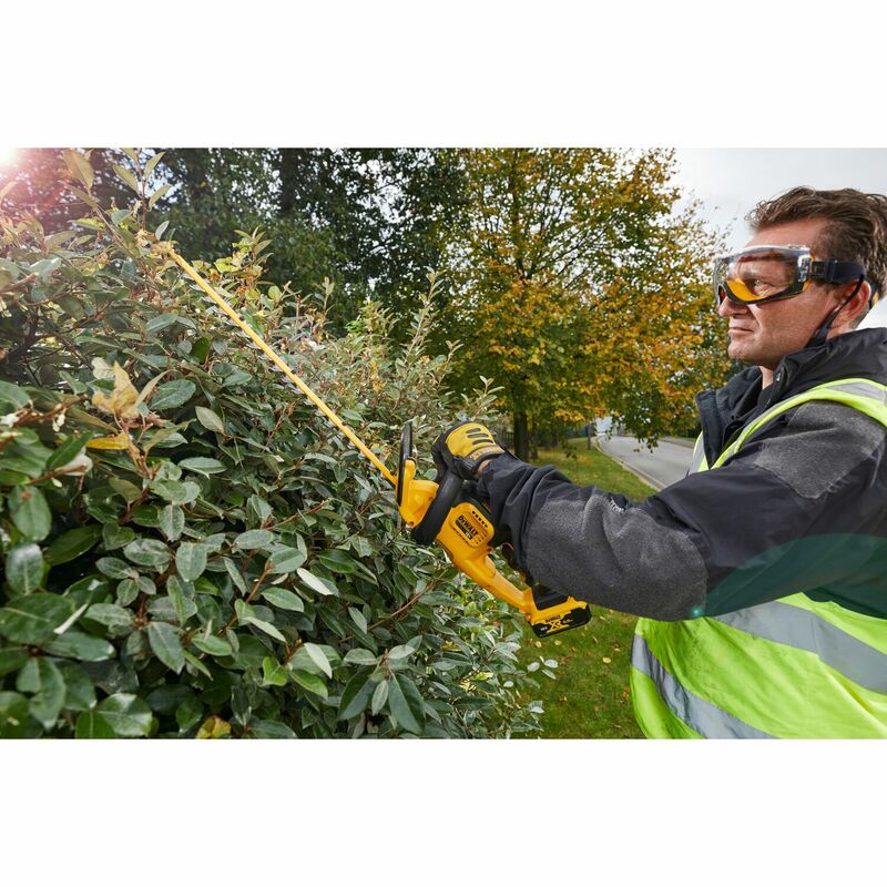 DEWALT 18V XR Aku plotostrih, 1x 5,0 Ah DCM563P1-QW