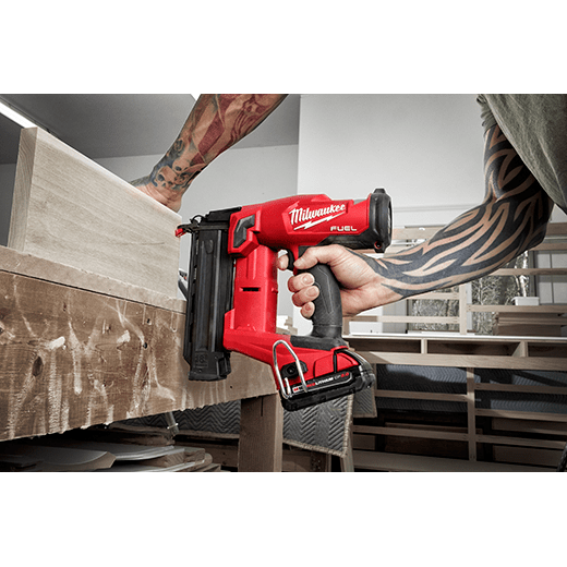 MILWAUKEE M18 FUEL™ Dokončovacia klincovačka 90° M18FN18GS-202X
