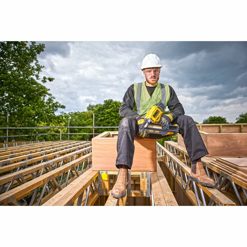 DEWALT 18V XR Aku tesárska klincovačka 50-90 mm, bez aku DCN930N-XJ