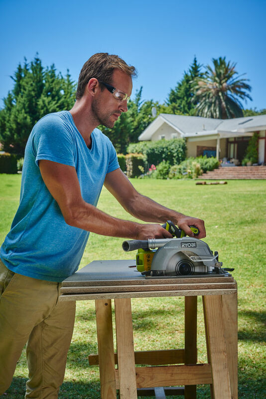 RYOBI 18V ONE+™ 184 mm okružná píla na drevo a plasty R18CS7-0