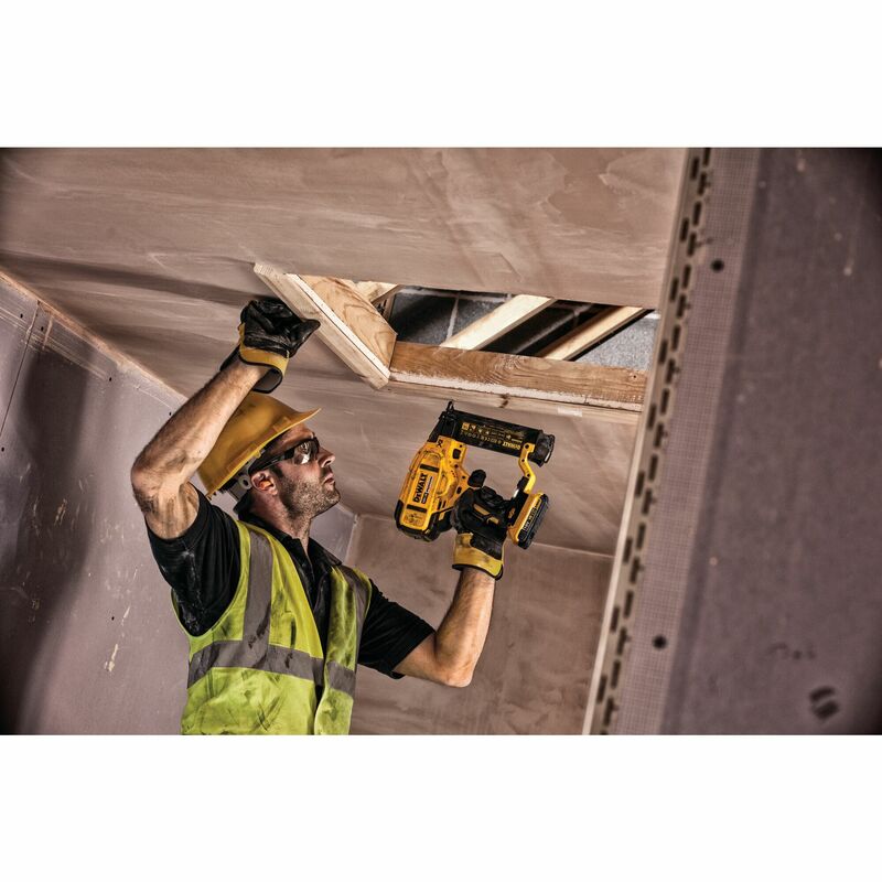 DEWALT 18V XR Aku dokončovacia klincovačka 15-54 mm, 2 x 2,0 Ah DCN680D2-QW
