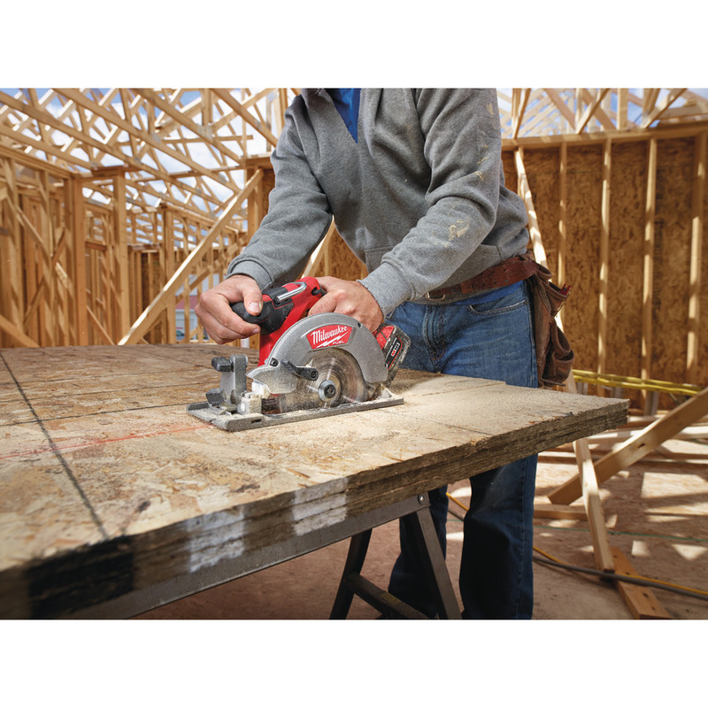 MILWAUKEE M18 FUEL™ Okružná píla na drevo a plasty 55 mm M18CCS55-0