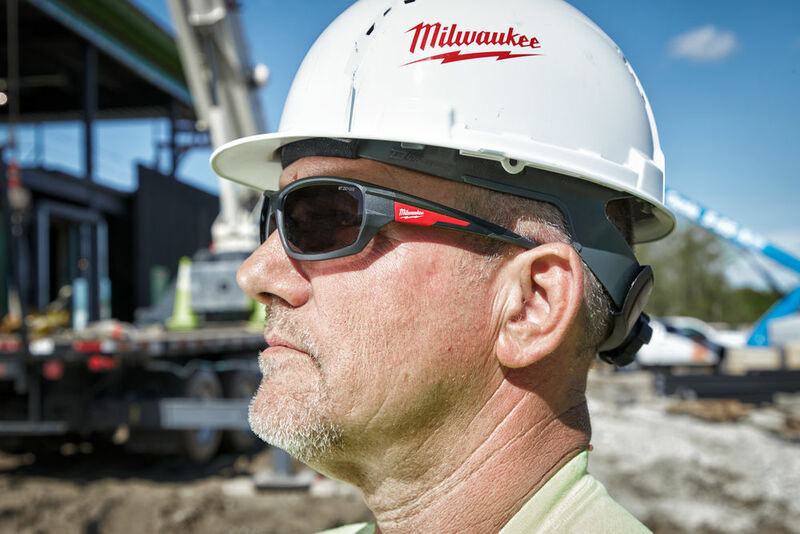 MILWAUKEE 48(ks) x PERFORMANCE ochranné okuliare s tmavým sklom