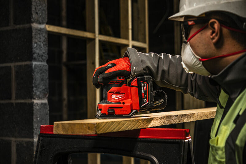 MILWAUKEE M18™ Aku vibračná brúska 113 x 104 mm M18BQSS-502B