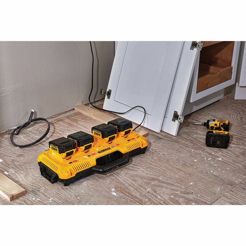 DEWALT 10,8 V - 54 V XR FLEXVOLT™ 4 portová nabíjačka - 8 Ah DCB104-QW
