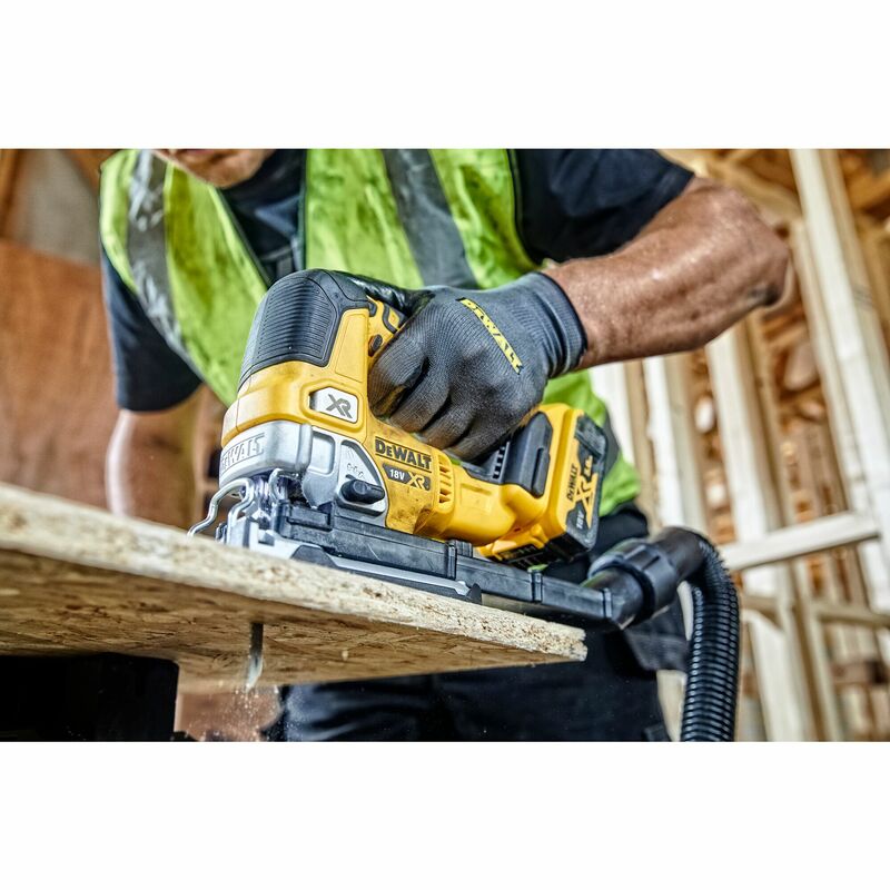 DEWALT 18V XR Aku priamočiara píla, 2x 5,0 Ah DCS334P2-QW