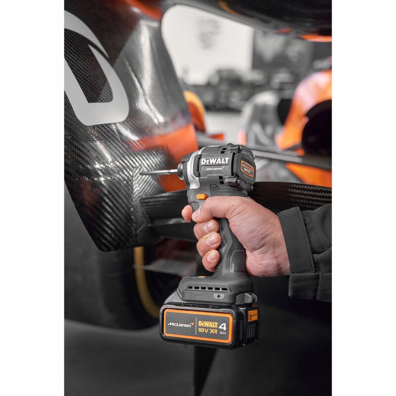 DEWALT | McLaren 18V XR 1/4” Hex aku rázový uťahovák, 1x 4,0 Ah DCF85MM1T-QW