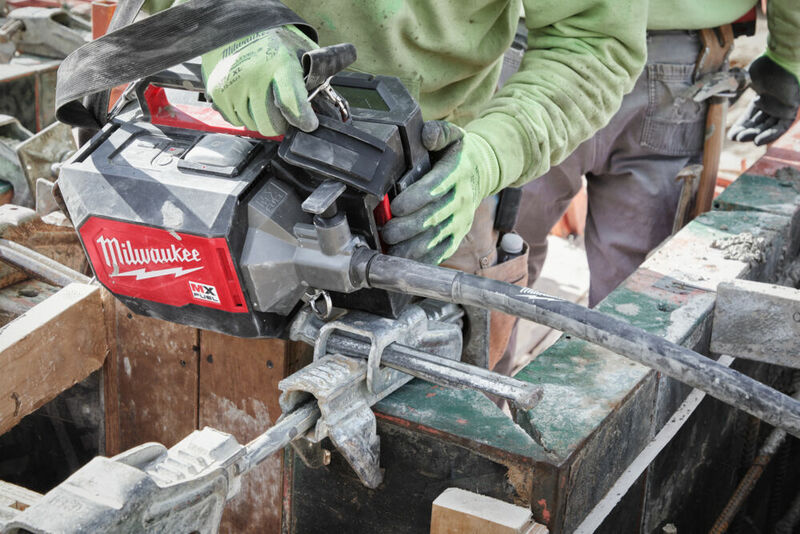 MILWAUKEE MX FUEL™ Kufríkový vibrátor na betón MXF CVBC-0