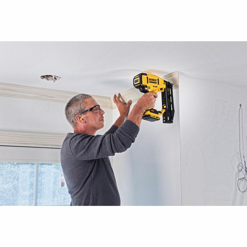 DEWALT 18V XR Aku dokončovacia klincovačka 16 Ga, 32-63 mm, bez aku DCN662N-XJ