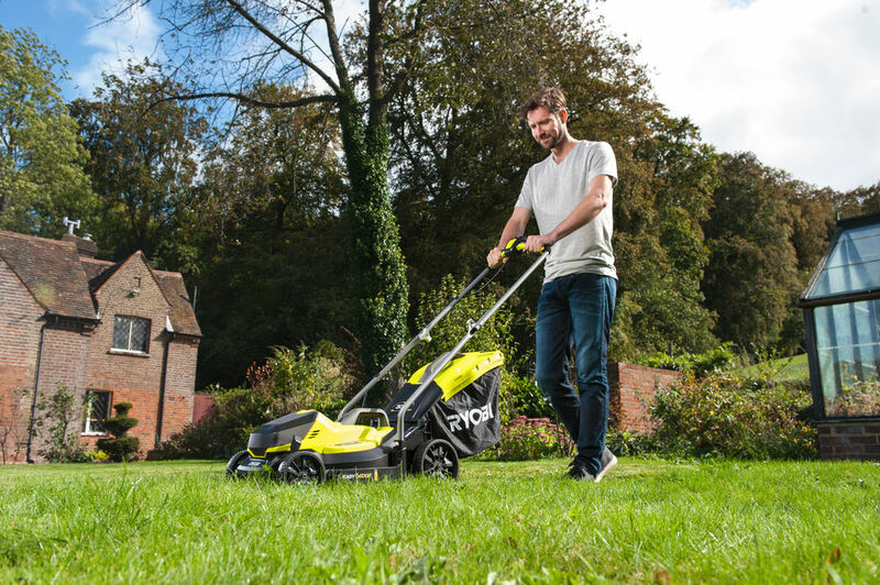 RYOBI 18V ONE+™ Akumulátorová záhradná kosačka 33 cm RLM18C33B25
