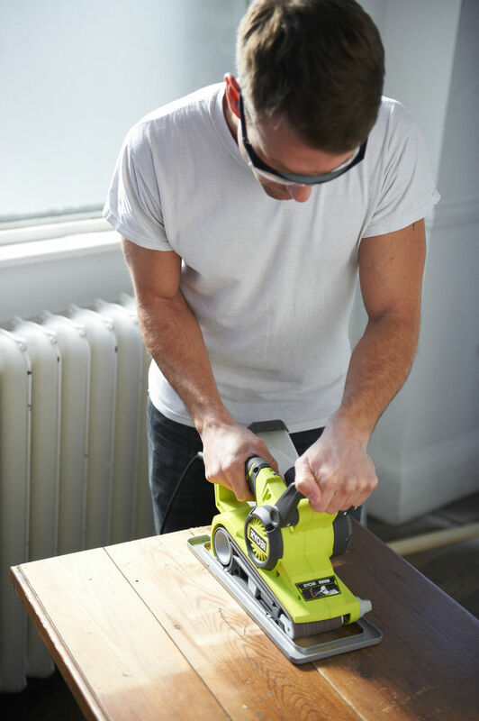 RYOBI 750 W Pásová brúska EBS750