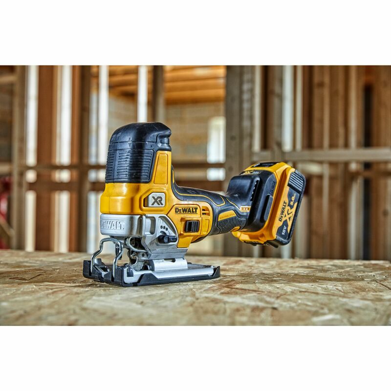 DEWALT 18V XR Aku priamočiara píla, bez aku DCS335NT-XJ