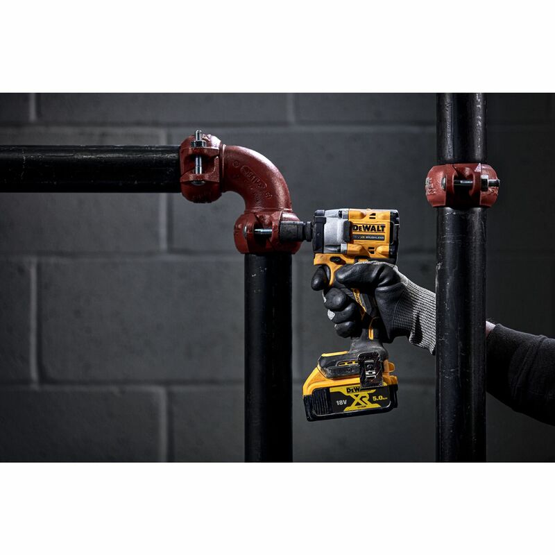 DEWALT 18V XR 1/2” Aku rázový uťahovák s poistnou guličkou, 2x 5,0 Ah DCF922P2T-QW