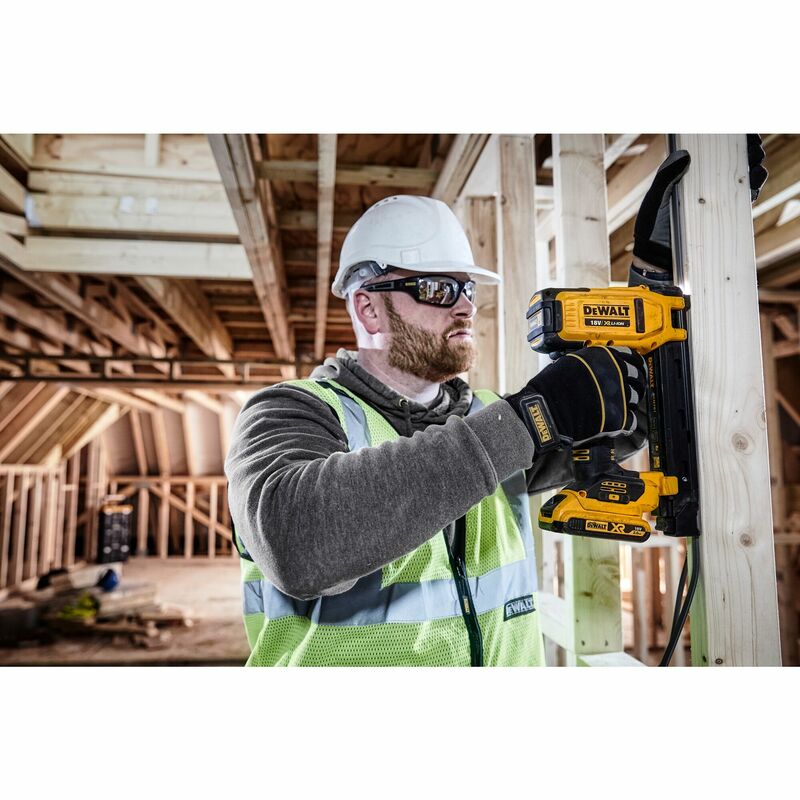 DEWALT 18V XR Aku elektrikárska sponkovačka, 2x 2,0 Ah DCN701D2-QW
