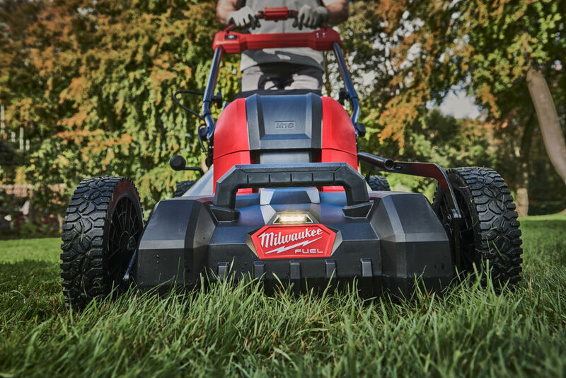 MILWAUKEE M18 FUEL™ Akumulátorová záhradná kosačka 46 cm s pojazdom M18F2LM46-802