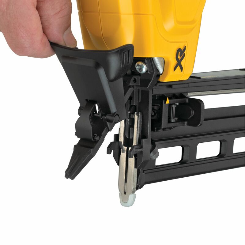 DEWALT 18V XR Aku dokončovacia klincovačka 16 Ga, 32-63 mm, 2x 2,0 Ah DCN662D2-QW