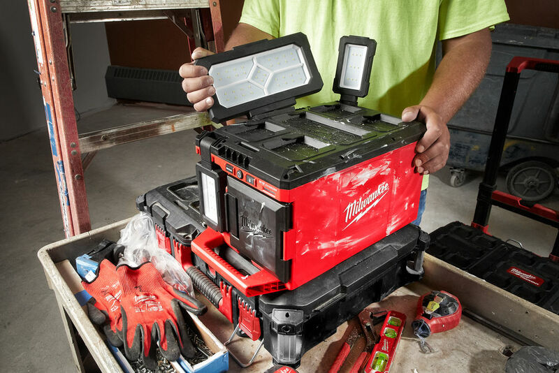 MILWAUKEE M18™ PACKOUT™ Priestorové svetlo a nabíjačka M18POALC-0