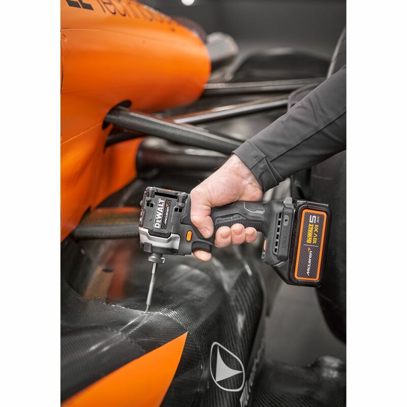 DEWALT | McLaren 18V XR 1/4” Hex aku rázový uťahovák, 2x 5,0 Ah DCF85MP2T-QW