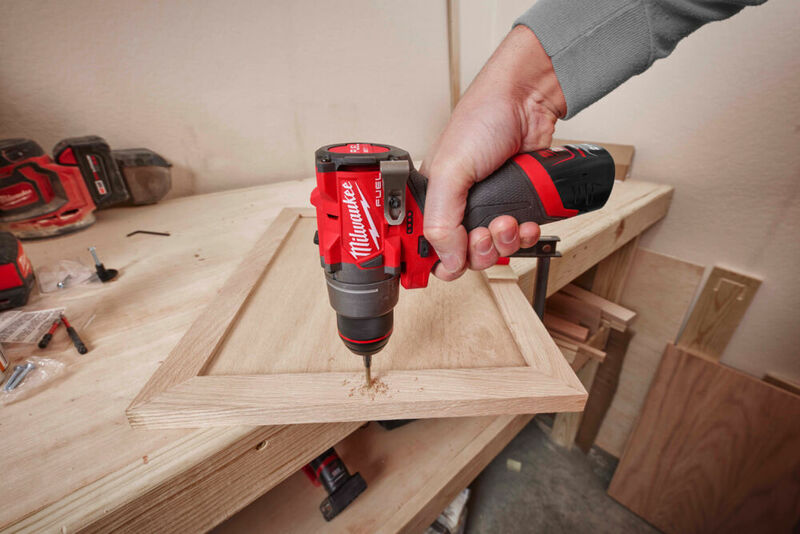 MILWAUKEE M12 FUEL™ Aku vŕtačka bez príklepu - kompaktná M12FDD2-202X
