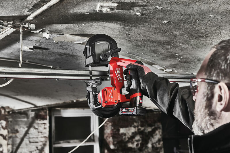 MILWAUKEE M12 FUEL™ Kompaktná pásová píla 64 mm M12FBS64-402C