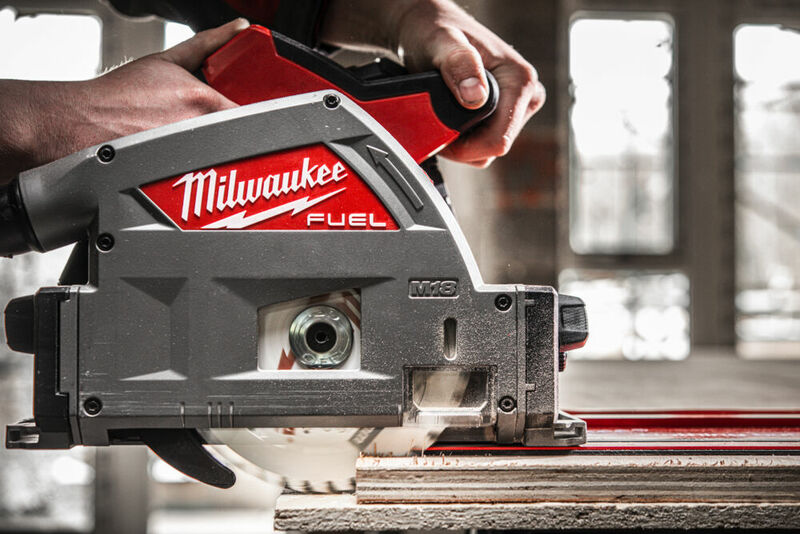 MILWAUKEE M18 FUEL™ Aku ponorná píla na drevo a plasty M18FPS55-552P
