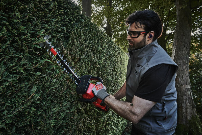 MILWAUKEE M18 FUEL™ Nožnice na živý plot 60 cm M18FHET60-802