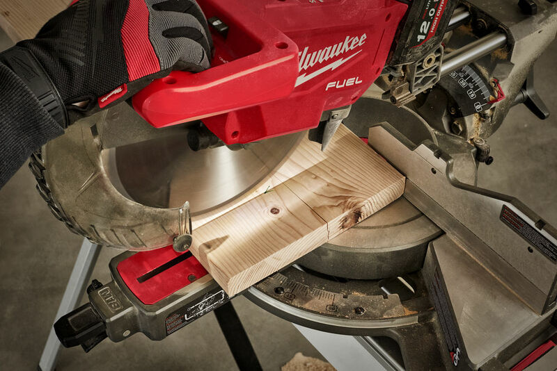 MILWAUKEE M18 FUEL™ ONE-KEY™ Pokosová píla 305 mm M18FMS305-121