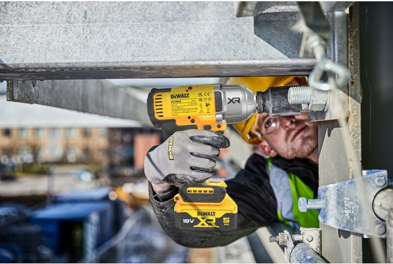 DEWALT 18V XR 1/2” Aku rázový uťahovák s poistným krúžkom, 2 x 5,0 Ah DCF900P2T-QW